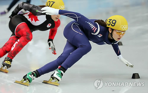 ▲ 10일 오후(현지시간) 러시아 소치 해안클러스터 아이스버그 스케이팅 팰리스에서 열린 쇼트트랙 여자 3,000m 계주 준결승에서 한국 심석희가 역주하고 있다.