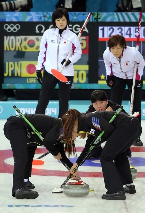 ▲ 일본과 예선전을 치르는 대한민국 컬링 여자 대표팀ⓒ연합뉴스