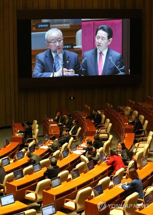 ▲ 현오석 경제부총리가 11일 오전 열린 국회 본회의 경제분야 대정부 질문에서 카드사 개인정보 유출사태와 관련한 자신의 발언에 대해 사과하고 있다. ⓒ연합뉴스