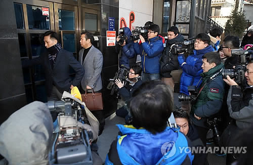 ▲ 11일 오전 서울지방경찰청 경제범죄수사대 소속 수사관들이 서울 강남구 역삼동에 위치한 한 협력업체에 대한 압수수색을 위해 진입을 시도하고 있다.ⓒ 연합뉴스