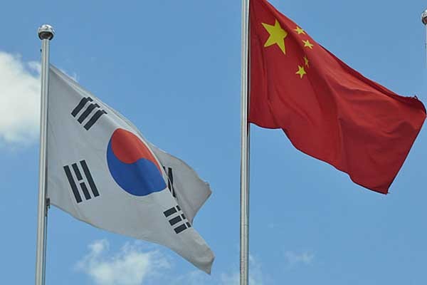 ▲ 태극기와 나란히 걸린 중공의 오성홍기.