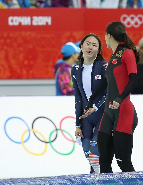 ▲ 악수를 나누는 이상화 선수와 왕베이싱 선수ⓒ연합뉴스