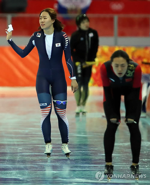 ▲ '빙속 여제' 이상화가 제22회 소치 동계올림픽 대회 5일째인 11일 오후(현지시간) 러시아 소치 해안 클러스터 올림픽 파크 내 아들레르 아레나에서 열린 여자 500m 경기 2차 레이스에서 우승한 뒤 경기장을 돌며 관중들에게 인사하고 있다. 오른쪽은 2차 레이스를 같이 뛴 중국의 왕 베이싱.ⓒ연합뉴스