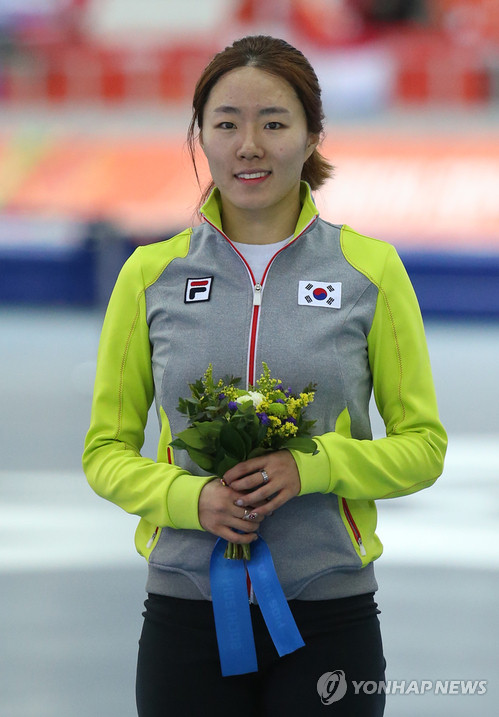 ▲ 2014 소치 동계올림픽 스피드스케이팅 여자 500ｍ 경기에서 금메달을 차지한 이상화가 플라워 세리머니식에서 꽃을 들고 있다.ⓒ연합뉴스