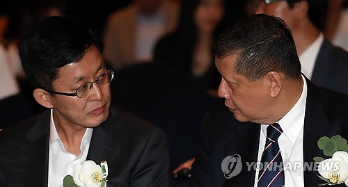 ▲ '유엔 인권메커니즘과 북한인권 증진방안'을 주제로 열린 제3회 통일연구원 샤이오 인권포럼에 참석한 전성훈 통일연구원장(왼쪽)이 마르주끼 다루스만 유엔 북한인권특별보고관과 이야기를 나누고 있다. ⓒ 연합뉴스