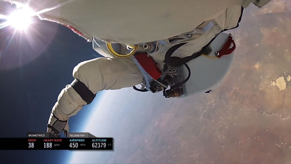 ▲ ⓒ 야외활동용 소형카메라 브랜드 고프로가 최근 편집해 발표한 바움가트너의 자유낙하 모습. 사진을 클릭하면 동영상을 볼 수 있다.