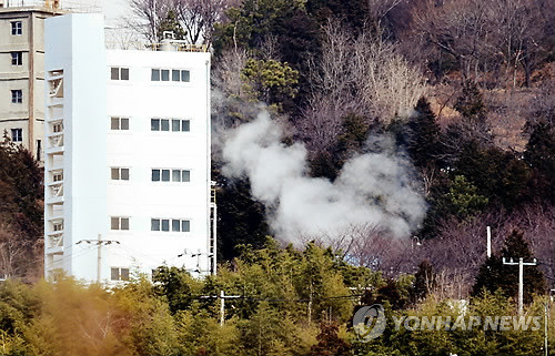 ▲ 지난 5일 폭발사고가 발생한 전남 여수시 신월동 한화 여수사업장 공장내부 한 건물에서 연기가 치솟는 모습ⓒ연합뉴스