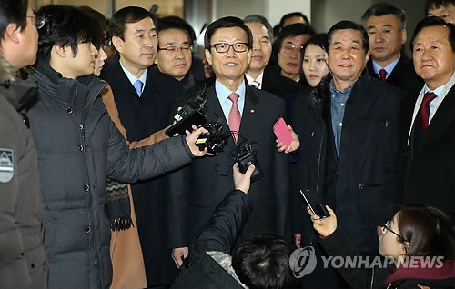 ▲ 유동천 제일저축은행 회장으로부터 금품을 받은 혐의로 기소된 윤진식 새누리당 의원이 6일 서울 서초구 서울고등법원에서 열린 항소심 선고공판을 마친 뒤 취재진 질문에 답하고 있다. 이날 윤 의원은 선고공판에서 무죄판결을 받았다.ⓒ 연합뉴스