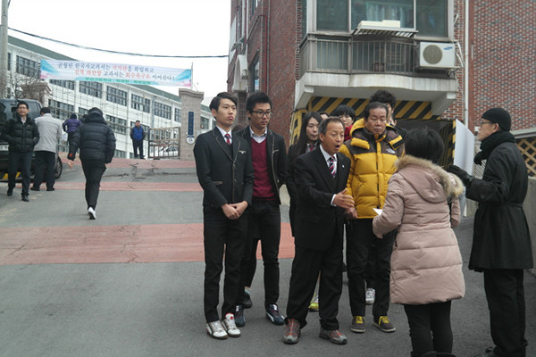 ▲ 신현철 교장이 학교 앞으로 찾아와 시위를 하는 사람들과 대화를 나누고 있다ⓒ부성고등학교
