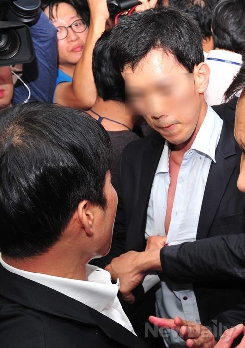 ▲ 지난해 9월4일 국회 의원회관 이석기 의원실 앞에서 영장을 집행하려는 국정원 직원과  이를 방해하려는 통진당 관계자가 거친 몸싸움을 벌이고 있다. ⓒ이종현 기자