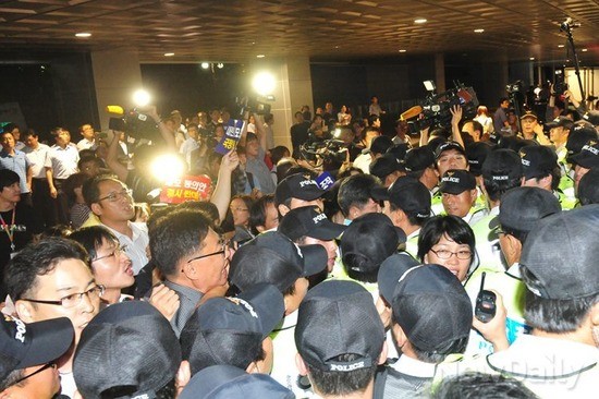 ▲ 지난해 9월4일 이석기 통진당 의원이 구인될 당시, 국회 의원회관에 통합진보당 관계자들이 몰려와 구호를 외치고 있다.ⓒ이종현 기자