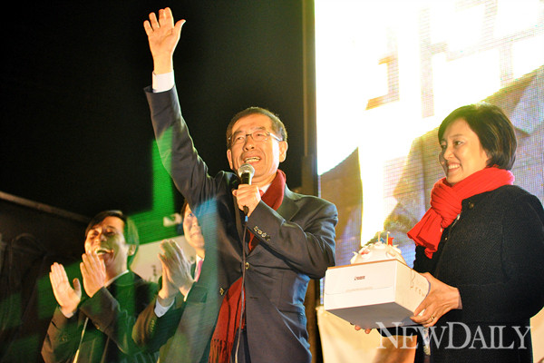 ▲ 2011년 재보선에서 민주당 박영선 후보를 경선에서 물리치고 야권 단일후보가 된 박원순 서울시장 ⓒ 뉴데일리 DB