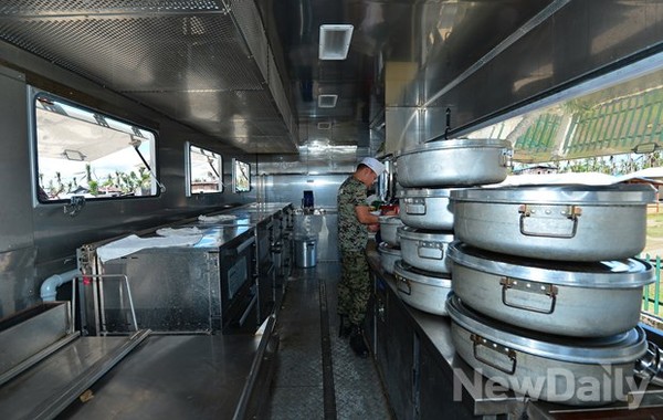 ▲ 밥 차 내부. 식사에 관련된 모든 것이 차 안에서 가능하다 ⓒ뉴데일리 정상윤