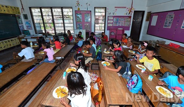 ▲ 급식은 교실로 돌아와 같이 먹는다 ⓒ뉴데일리 정상윤