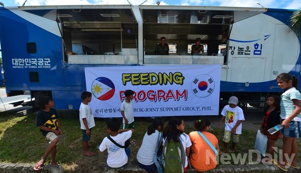 ▲ 밥 차에 몰려든 초등학생들. 급식이 끝나면 K-pop을 들려준다 ⓒ뉴데일리 정상윤