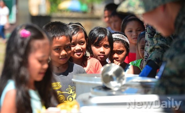 ▲ 배식을 기다리는 아이들. 무슨 반찬이 나왔을까 궁금한 눈빛이다 ⓒ뉴데일리 정상윤