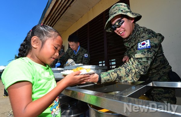 ▲ 급식하는 아라우부대원. 밥과 2~3가지 반찬과 우유가 급식으로 나왔다 ⓒ뉴데일리 정상윤