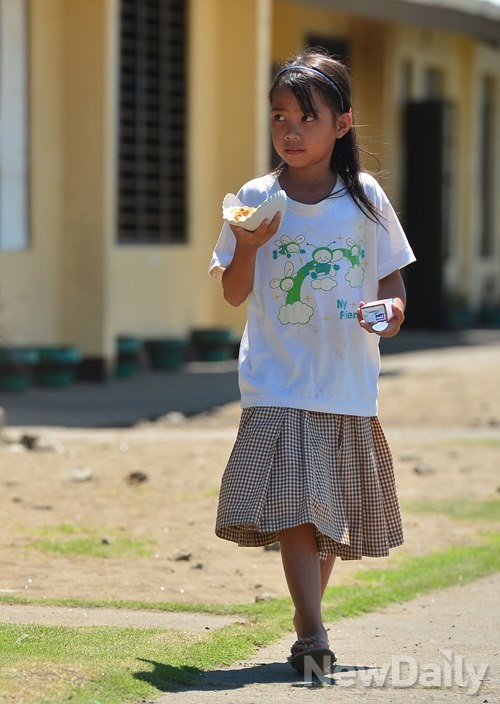 ▲ 급식을 받고 교실로 돌아가는 어린이 ⓒ뉴데일리 정상윤