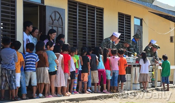 ▲ 아라우부대 무료급식. 밥 차에서 지은 식사로 급식을 하고 있다 ⓒ뉴데일리 정상윤