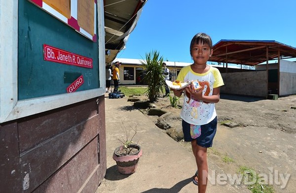 ▲ 급식을 받은 아이. 교실로 돌아와서 먹는다 ⓒ뉴데일리 정상윤