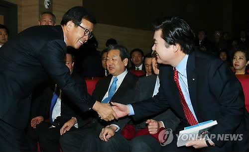 ▲ 지난달 21일 국회 의원회관에서 열린 정병국 의원 출판기념회에서 경기도지사 선거에 출마한 새누리당 원유철 의원과 민주당 원혜영 의원이 악수를 하고 있다. ⓒ연합뉴스