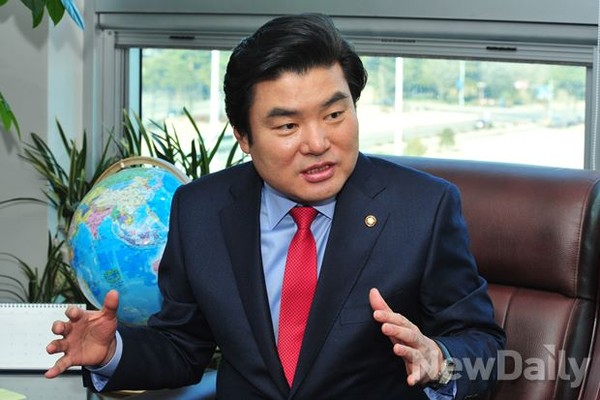 ▲ 경기도지사 선거에 출마한 새누리당 원유철 의원이 뉴데일리와 인터뷰를 갖고 있다. ⓒ이종현 기자