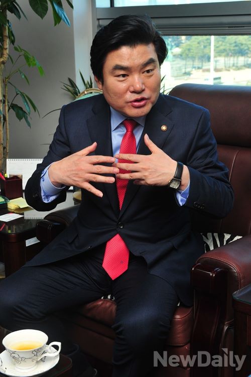 ▲ 경기도지사 선거에 출마한 새누리당 원유철 의원이 뉴데일리와 인터뷰를 갖고 있다. ⓒ이종현 기자