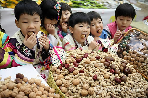 ▲ 부럼깨물기 ⓒ연합뉴스 제공