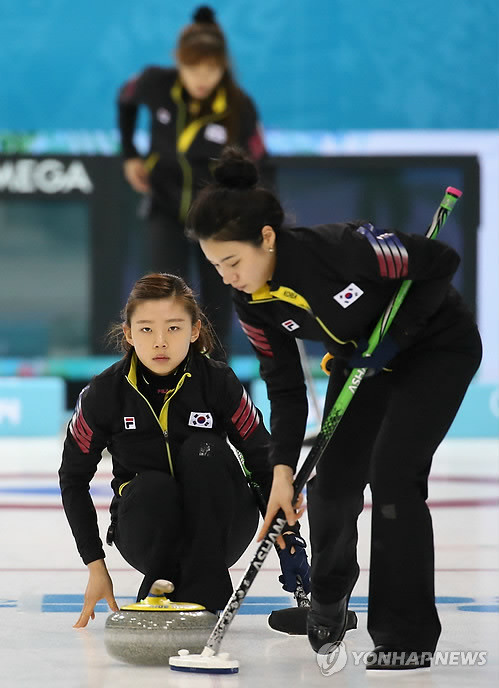 ▲ 대한민국 여자 컬링 대표팀의 이슬비(왼쪽) 등 선수들이 8일 러시아 소치 해안클러스터의 아이스큐브 컬링 센터에서 훈련하고 있다. ⓒ연합뉴스