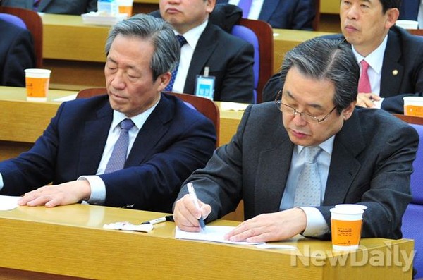 김무성 의원이 주도하는 [통일경제교실] 모습. 김무성 의원이 정몽준 의원과 나란히 앉아 있다.ⓒ뉴데일리