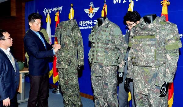 ▲ 국방부 관계자들이 브리핑 룸에서 신형 개인장구를 설명하고 있다. 왼쪽부터 기능성 방상외피, 전술 조끼, 방탄복.