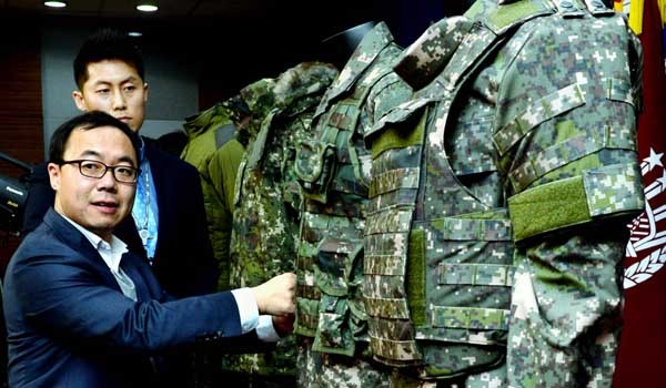 ▲ 신형 전투조끼에 대해 설명하는 국방부 관계자. 기존의 고정 주머니 사용방식이 아니라 임무에 따라 다른 주머니를 달 수 있는 형태다.