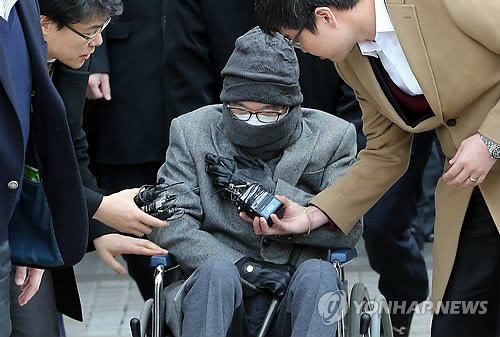 ▲ 이재현 CJ그룹 회장이 14일 오후 서울중앙지법에서 열린 1심 선고공판을 마치고 법원을 나서고 있다.ⓒ 연합뉴스