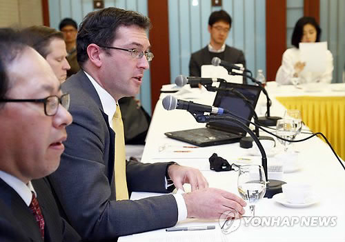 ▲ 지난해 12월10일 서울 중구 프레스센터에서 북한반인도범죄철폐국제연대(ICNK) 주최로 열린 유엔 인권조사위 결과보고서 발표 기자회견에서 벤 로저스 세계기독교 연대동아시아팀장이 공동성명서를 발표하고 있다. ⓒ연합뉴스