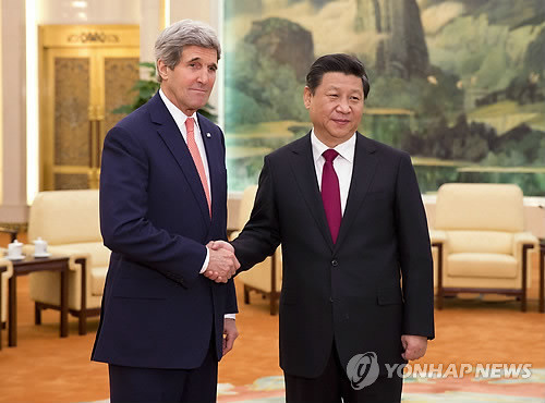 ▲ 존 케리 미국 국무장관(왼쪽)이 14일(현지시간) 중국 베이징의 인민대회당에서 시진핑 중 국가주석과 만나 악수를 나누고 있다. ⓒ 연합뉴스