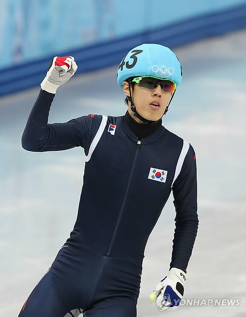 ▲ 한국 쇼트트랙의 신다운이 15일 러시아 소치 해안클러스터의 아이스버그 스케이팅 팰리스에서 열린 2014 소치 동계올림픽 쇼트트랙 남자 1,000ｍ 준준결선에서 1위로 결승선을 통과한 뒤 기뻐하고 있다.  ⓒ 연합뉴스
