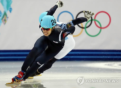 ▲ 대한민국 쇼트트랙 대표팀의 신다운이 15일 러시아 소치 해안클러스터의 아이스버그 스케이팅 팰리스에서 열린 2014 소치 동계올림픽 쇼트트랙 남자 1,000ｍ 경기에서 역주하고 있다.   ⓒ 연합뉴스