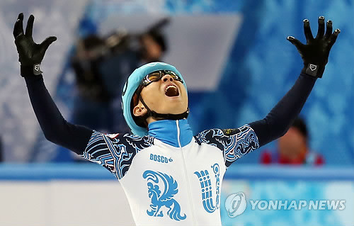 ▲ 러시아 쇼트트랙 대표팀의 안현수(러시아명 빅토르 안)이 15일 러시아 소치 해안클러스터의 아이스버그 스케이팅 팰리스에서 열린 2014 소치 동계올림픽 쇼트트랙 남자 1,000ｍ 결승에서 금메달을 차지한 뒤 손을 들며 기뻐하고 있다.  ⓒ 연합뉴스