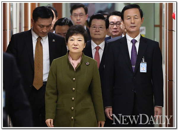 ▲ 박근혜 대통령과 오른쪽에 김장수 국가안보실장. ⓒ 뉴데일리