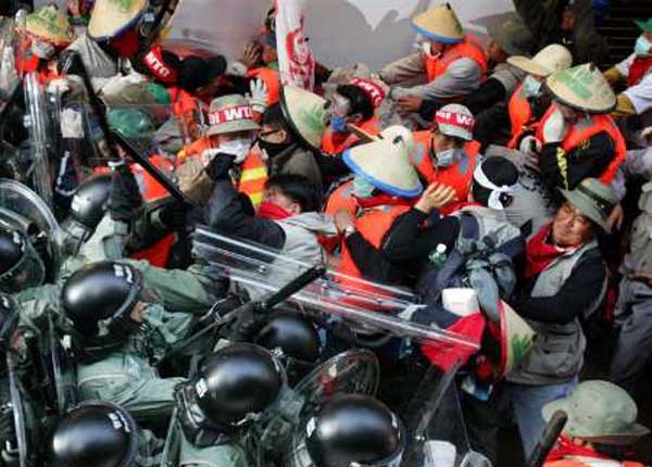 ▲ 2005년 12월, 홍콩을 찾은 한미 FTA 반대 시위대가 현지 경찰의 지시를 거부하다 얻어맞고 있다. [사진: 당시 보도화면 캡쳐]