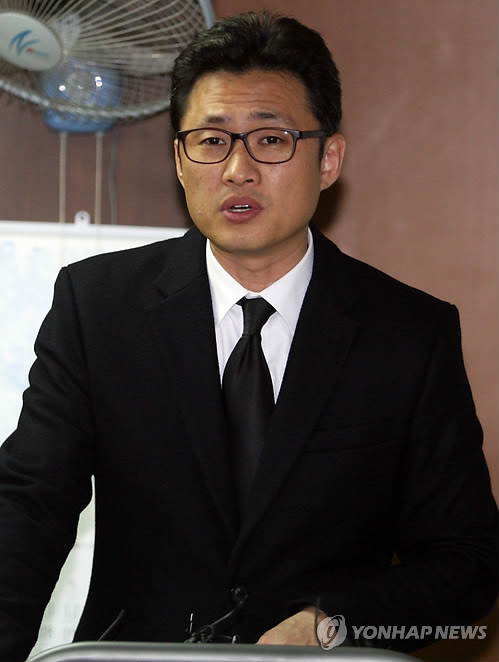 ▲ 이집트 동북부 시나이반도에서 16일(현지시간) 한국인 탑승 관광버스를 겨냥한 폭탄 테러가 발생한 가운데, 이곳으로 성지순례를 나선 것으로 알려진 진천 중앙교회 신도들과 관련한 상황을 이 교회 최규섭 부목사가 기자들에게 설명하고 있다.  ⓒ 연합뉴스