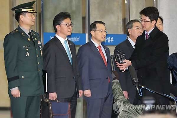 ▲ 2차 남북 고위급 접촉 전 기자들 앞에 선 우리 측 대표단. [사진: 연합뉴스]