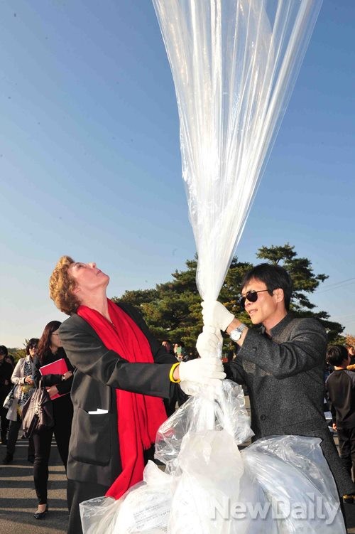 ▲ 북한인민해방전선, 자유북한운동연합 등 탈북자 단체와 함께 대북전단 풍선을 띄우는 수잔 솔티 여사.