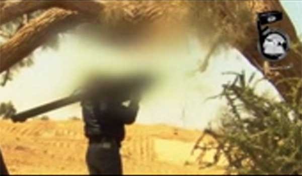 ▲ 2014년 1월 25일, 시나이 반도에서 이집트 군헬기를 향해 지대공 미사일을 발사하는 안사르 바이트 알 마크니스 조직원.