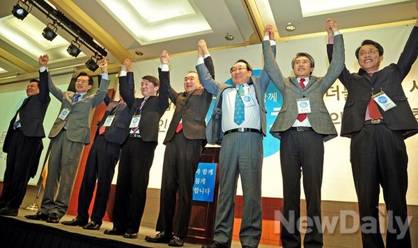 ▲ 안철수 새정치연합 중앙위원장(왼쪽 네 번째)을 비롯한 공동위원장들이 17일 오후 서울 용산구 효창동 백범김구기념관에서 열린 창당 발기인 대회에서 손을 들어 인사하고 있다.ⓒ이미화 기자