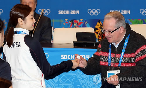 ▲ 김연아가 17일 오전(현지시간) 피겨스케이팅 쇼트 프로그램 조 추첨에서 17번을 뽑고 있다.