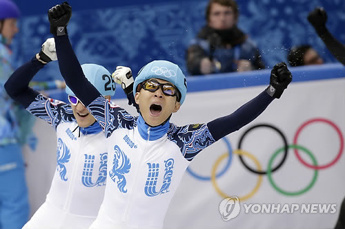 ▲ 지난 15일(현지시간) 2014 동계올림픽 쇼트트랙 남자 1,000m 경기에서 우승한 안현수(29·러시아명 빅토르 안, 오른쪽)가 두손을 번쩍들며 포효하고 있다.