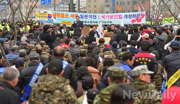 ▲ 17일 오후, 이석기 내란음모 사건 재판을 연 수원지법 앞에는 수많은 애국단체 회원이 모였다.