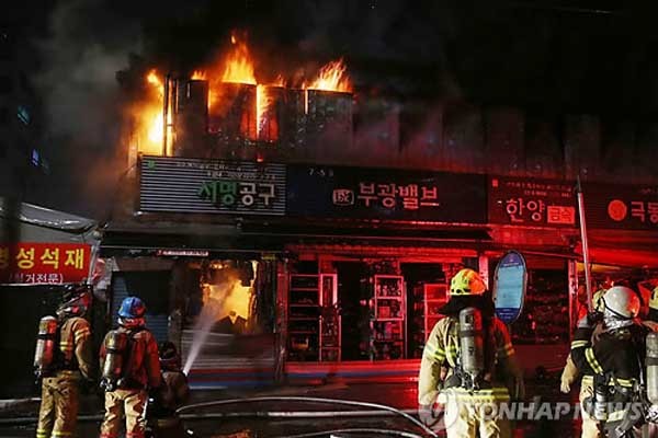 ▲ 서울 중구 수표동에서 일어난 화재 현장. [사진: 연합뉴스]