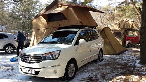 ▲ ⓒ영하의 날씨에도 눈밭위 오토캠프장은 가족들의 추억쌓기로 오히려 열기가 뜨겁다. 사진제공=쌍용차, 강원 평창 스노오토캠프 행사장